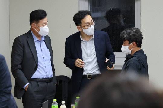 29일 오후 세종시 정부세종청사 최저임금위원회 회의실에서 열린 제8차 전원회의가 휴정 뒤 개의하기에 앞서 사용자위원인 류기정(왼쪽) 한국경영자총협회 전무와 권순원(오른쪽) 공익위원이 대화하고 있다.  연합뉴스