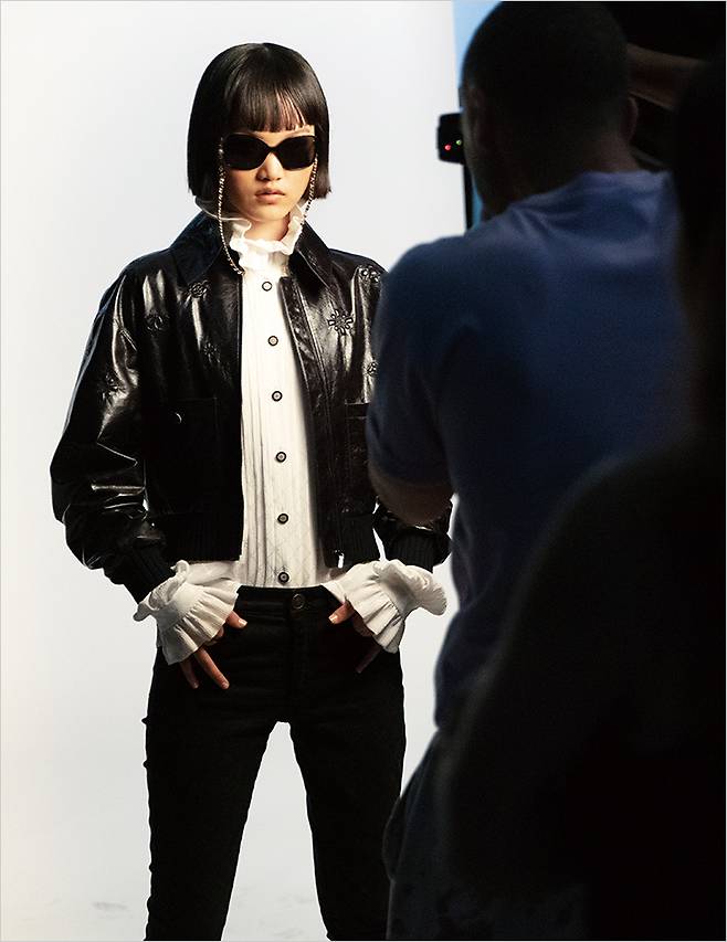 클래식한 선글라스를 착용한 판 하오웬.