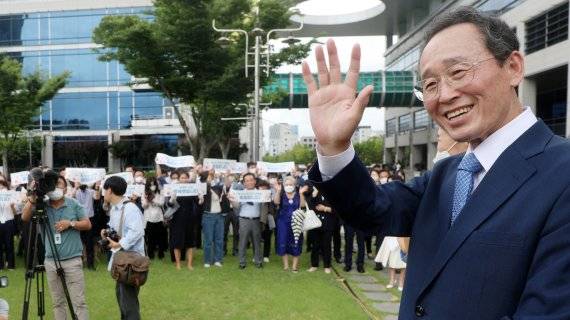 송하진 전북도지사가 29일 전북도청 앞 광장에서 환하게 웃으며 직원들과 인사를 나누고 있다. /사진=뉴스1