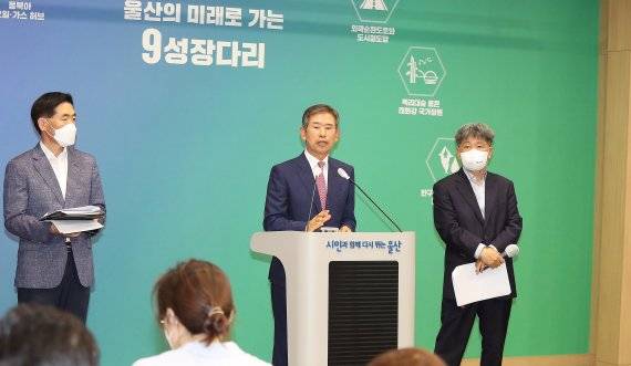 29일 울산광역시청 3층 프레스센터에서 민선8기 울산광역시장직 인수위원회 안효대 위원장이 활동결과 보고를 하고 질문에 답변을 하고있다. /사진=울산시 제공