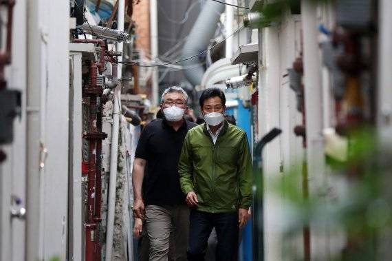 오세훈 서울 시장이 29일 오후 서울 종로구 돈의동 쪽방촌을 찾아 최영민 시립돈의동쪽방상담소 소장과 함께 둘러보며 폭염 대책을 점검하고 있다. 사진=뉴시스