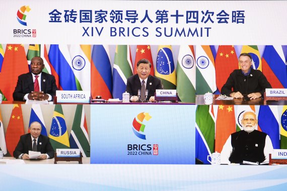 지난 23일 브릭스(BRICS) 정상회의가 화상으로 열리고 있다. 가운데부터 시계 방향으로 시진핑 중국 국가주석, 자이르 보우소나루 브라질 대통령, 나렌드라 모디 인도 총리, 블라디미르 푸틴 러시아 대통령, 시릴 라마포사 남아프리카공화국(남아공) 대통령. 사진=뉴시스