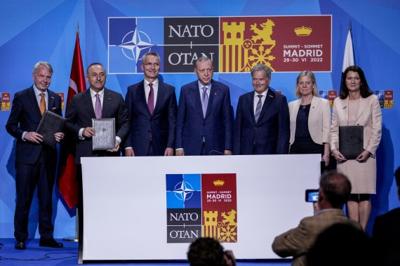 레제프 타이이프 에르도안(가운데) 튀르키예 대통령이 28일(현지시간) 스페인 마드리드에서 핀란드와 스웨덴의 북대서양조약기구(NATO·나토) 가입을 지지하는 양해각서에 서명 후 관계자들과 기념 촬영을 하고 있다. 에르도안 대통령은 기존의 반대 입장을 철회하고 스웨덴과 핀란드의 나토 가입을 지지하기로 했다. 왼쪽부터 페카 하비스토 핀란드 외무장관, 메블뤼트 차우쇼을루 터키 외무장관, 옌스 스톨텐베르그 나토 사무총장, 에르도안, 사울리 니니스퇴 핀란드 대통령, 마그달레나 안데르손 스웨덴 총리, 안 린데 스웨덴 외무장관. 2022.06.29. 사진=뉴시스