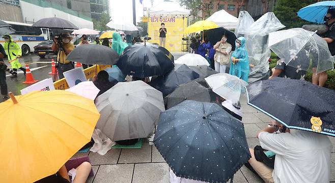 폭우가 내린 29일 오후 서울 종로구 옛 일본대사관 앞 평화로에서 ‘제1550차 일본군 성노예제 문제 해결을 위한 정기 수요시위’가 열리고 있다. 김정효 기자