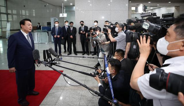 윤석열 대통령이 24일 오전 용산 대통령실 청사에서 취재진과 도어스테핑(출근길 약식 회견)을 하고 있다. 뉴스1