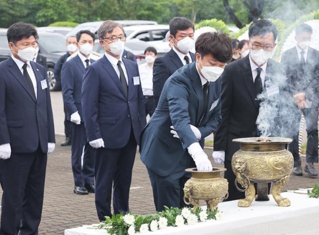 29일 오전 경기도 평택시 해군 제2함대 사령부에서 열린 '제2연평해전 승전 20주년 기념식'에서 이준석 국민의힘 대표가 분향하고 있다. 연합뉴스