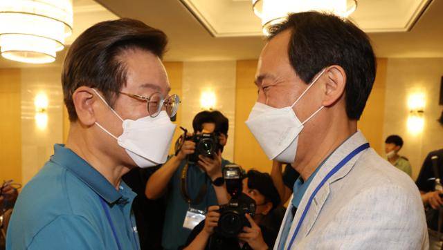 우상호(오른쪽) 더불어민주당 비상대책위원장과 이재명 의원이 24일 오전 충남 예산군 덕산리솜리조트에서 열린 '새롭게 도약하는 민주당의 진로 모색을 위한 국회의원 워크숍'을 마친 뒤 인사하고 있다. 예산=연합뉴스