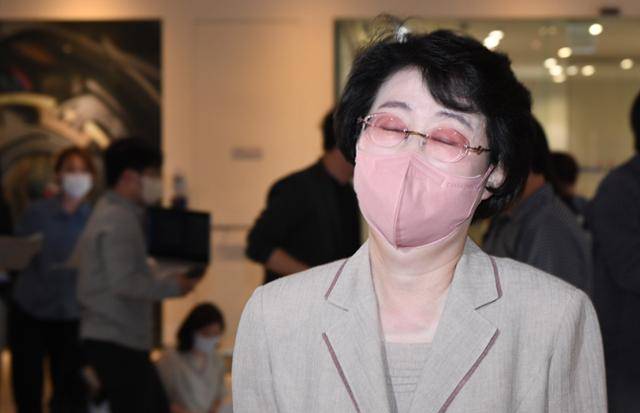 김승희 보건복지부 장관 후보자가 지난달 30일 오후 서울 서대문구 국민연금공단 서울북부지역본부에 마련된 인사청문회 준비 사무실로 출근하고 있다. 배우한 기자