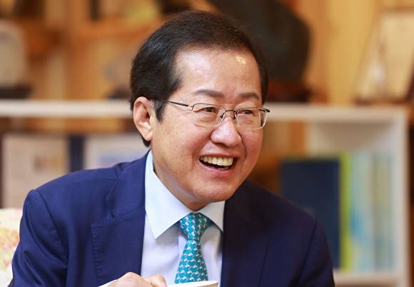 홍준표 대구시장 당선자 [사진=홍준표 인수위 사무실]