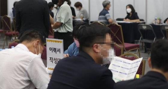 28일 오후 경남 창원시 성산구 창원컨벤션센터에서 열린 '2022년 자동차, 기계, 항공산업 채용박람회'에서 구직자가 이력서를 작성하고 있다. 연합뉴스