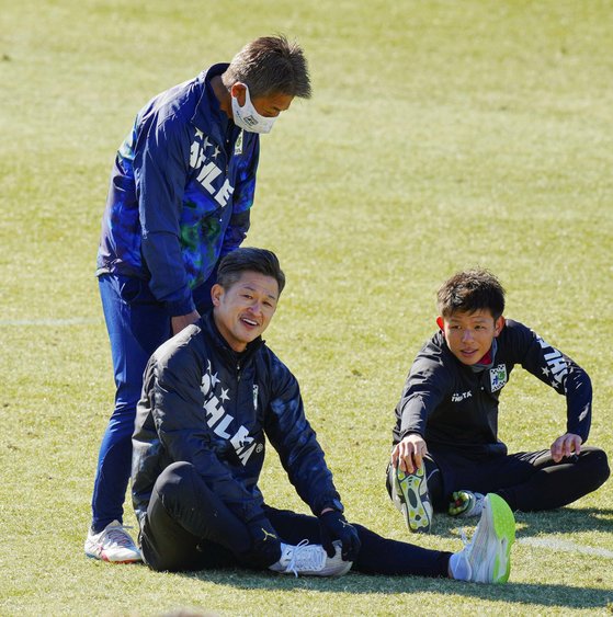 지난 1월 일본 4부리그 스즈카 포인트게터스에 입단해 아들뻘 동료들과 함께 훈련하는 미우라 가즈요시(가운데). [AP=연합뉴스]