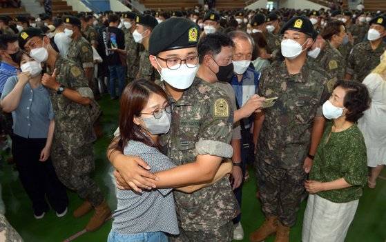 코로나19 확산으로 중단됐던 논산육군훈련소 가족 상봉 수료식이 29일 재개됐다. 훈련병과 가족이 얼싸안고 기뻐하고 있다. 프리랜서 김성태