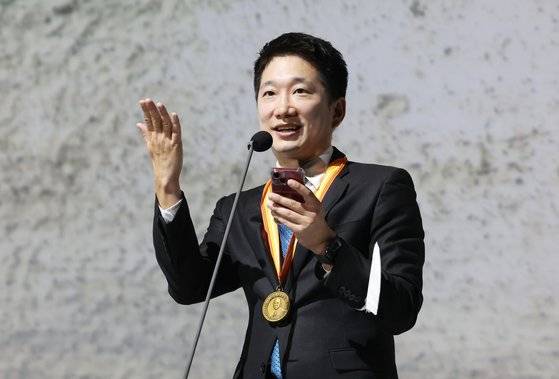 제 13회 홍진기 창조인상 시상식이 29일 서울 상암동 중앙일보 본사에서 열렸다. 이날 문화예술 부문을 수상한 안톤 허 번역가가 수상 소감을 밝히고 있다. 우상조 기자