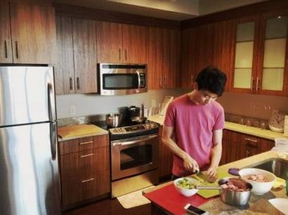 돼지김치찜을 직접 만든 김성겸 팀블라인드 공동창업자. 팀블라인드는 2015년 블라인드를 미국에서 알리기 위해 아마존 직원이 많이 사는 아파트를 빌려 한국계 아마존 직원 대상으로 돼지김치찜 파티를 열었다. 팀블라인드 제공