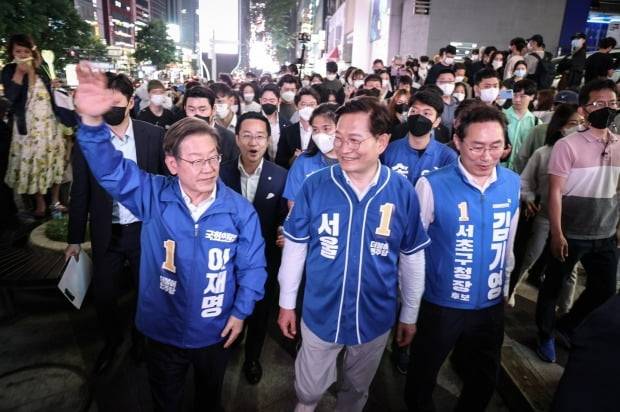 이재명 더불어민주당 의원(왼쪽)과 송영길 전 서울시장 후보. /연합뉴스