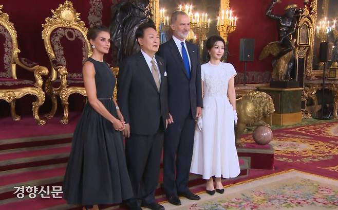 윤석열 대통령(왼쪽 두번째)과 김건희 여사(오른쪽)가 28일(현지시간) 스페인 마드리드 왕궁에서 열린 펠리페 6세 스페인 국왕 내외 주최 만찬에 참석, 기념촬영을 하고 있다. 나토정상회의 사무국 제공