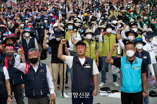 한국노동조합총연맹과 전국민주노동조합총연맹 조합원들이 28일 세종 정부청사 고용노동부 앞에서 ‘최저임금 인상과 제도 개악 저지를 위한 양대노총 결의대회’를 열고 있다./문재원 기자
