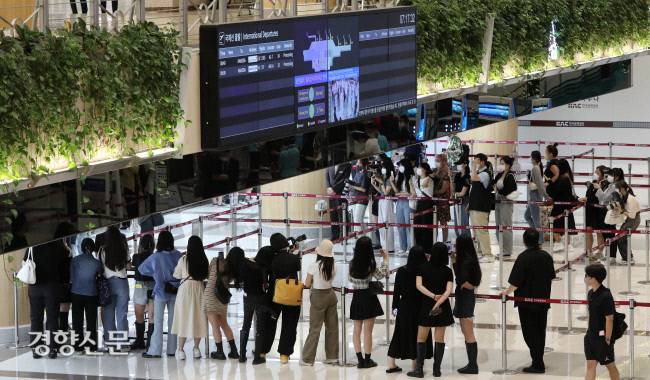 코로나19 여파로 중단됐던 김포공항 국제선 운항이 2년 3개월 만에 재개된 29일 김포공항 국제선 청사가 일본 하네다행 항공기 이용하는 아이돌 그룹을 환송하는 팬들로 붐비는 모습이다. 김창길 기자