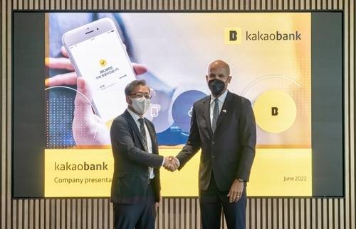 브라이언 넬슨 미국 재무부차관(오른쪽)이 지난 28일 경기 성남 카카오뱅크에서 윤호영 카카오뱅크 대표와 기념촬영을 하고 있다.  카카오뱅크 제공