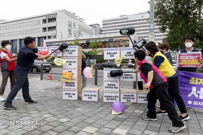 민주노총 서비스연맹 조합원들이 29일 서울 용산 대통령실 앞에서 ‘최저임금 대폭인상! 안전한 일터! 차별없는 노동권 쟁취!’ 투쟁선포 기자회견을 마치고 윤석열 정부의 반노동정책이 담긴 풍선을 터뜨리는 퍼포먼스를 하고 있다. 문재원 기자