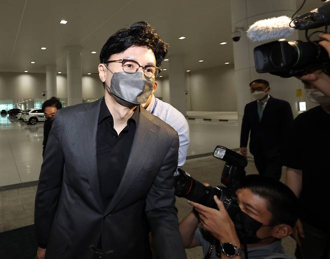 한동훈 법무부 장관이 미국 연방수사국(FBI)을 방문하러 29일 인천국제공항 제2여객터미널에 도착해 취재진 질문에 답한 뒤 귀빈실로 향하고 있다. 연합뉴스