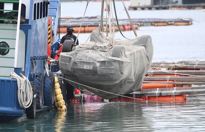 29일 전남 완도군 신지면 송곡선착장 인근 방파제에서 경찰이 바닷속에 잠겨 있던 조유나양(10) 가족의 차량을 인양하고 있다. 연합뉴스