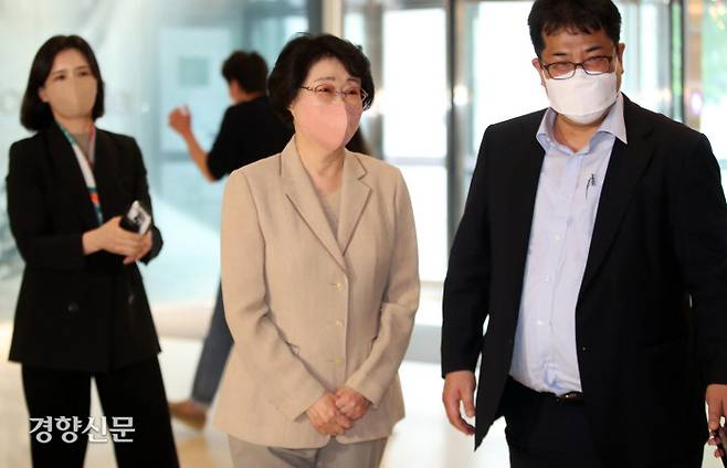 김승희 보건복지부 장관 후보자가 지난달 30일 서울 서대문구 국민연금공단 충정로 사옥에 마련된 인사청문회 준비 사무실로 출근하고 있다. 김창길 기자