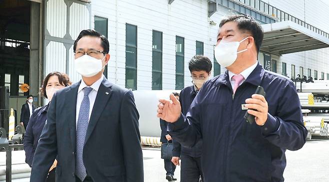 권남주 캠코사장(왼쪽)이 자산매입 후 임대프로그램을 통해 지원 중인 중소기업 현장을 찾아 설명을 듣고 있다.