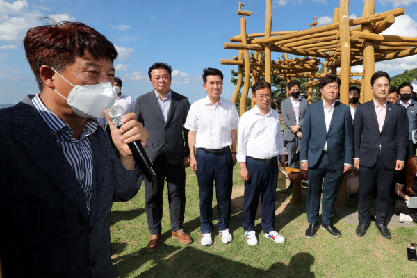 29일 경북 포항시 남구 동해면 연오랑세오녀테마공원에서 국민의힘 이준석 대표(오른쪽에서 두번째)가 영일만대교 현장 부지를 방문해 포항시 관계자로부터 설명을 듣고 있다. 연합뉴스