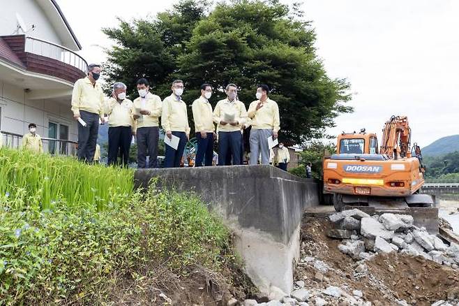 건설소방위원회가 2021년 8월 30일 태풍 오마이스 피해현장을 둘러보고 있다.(경북도의회 제공) 2022.06.29.