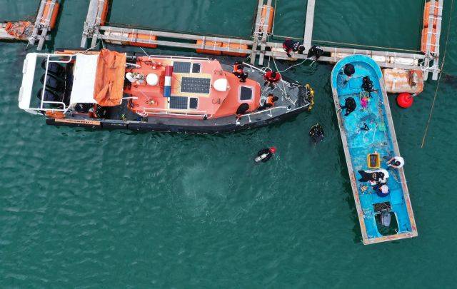 28일 오후 전남 완도군 신지면 송곡선착장 방파제로부터 80m 지점 가두리 양식장 아래에서 실종된 조유나(10)양의 가족 차량인 아우디 승용차가 발견됐다. 경찰이 가두리 아래를 탐색하고 있다. 연합뉴스