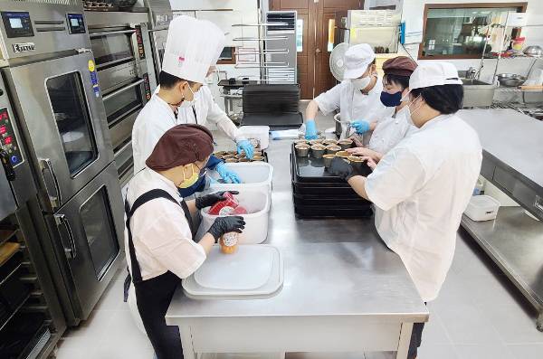 장애인들이 지난 15일 와~우리교회 장애인 보호 작업장에서 제빵 기술을 배우는 모습. 와~우리교회 제공