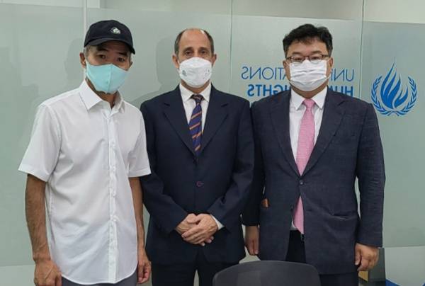 서해상에서 북한군에 피살된 해양수산부 공무원 이대준씨의 형 이래진씨와 토마스 오헤아 킨타나 유엔 북한인권특별보고관, 유족 법률대리인 김기윤 변호사(왼쪽부터)가 28일 종로구 서울유엔인권사무소에서 면담에 앞서 기념촬영하고 있다. 김기윤 변호사 제공