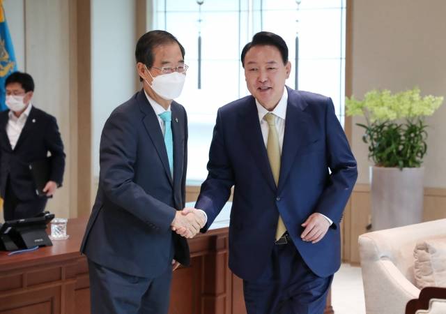 인사하는 윤석열 대통령과 한덕수 국무총리. 대통령실통신사진기자단