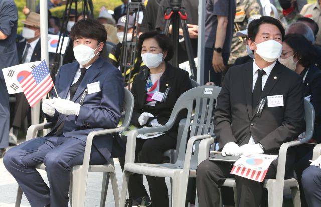 국민의힘 이준석 대표와 안철수 의원이 지난 25일 경북 칠곡군 다부동 전적기념관에서 열린 6·25전쟁 72주년 기념 및 백선엽 장군 2주기 추모행사에 함께 참석하고 있다. 연합뉴스