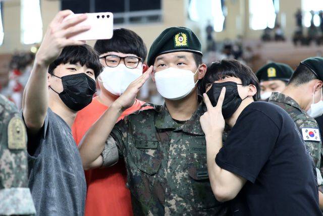 29일 오전 충남 논산 육군훈련소에서 대면 신병 수료식이 열리고 있다. 연합뉴스