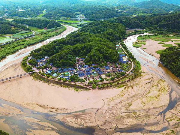 내성천이 휘감아도는 무섬마을 내 전통 고택.