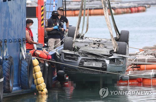 29일 오전 전남 완도군 신지면 송곡선착장 인근 방파제에서 경찰이 10ｍ 바닷속에 잠겨있는 조유나(10)양 가족의 차량을 인양하고 있다. [사진 = 연합뉴스]