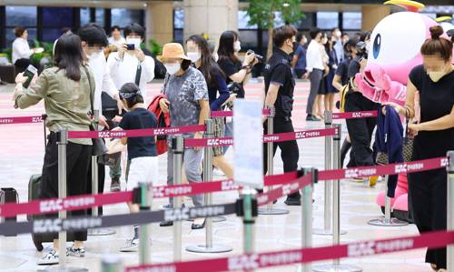 김포~하네다 노선 운항 재개 첫날인 29일 김포공항 국제선 여객터미널을 찾은 여객들. [사진 출처 = 연합뉴스]