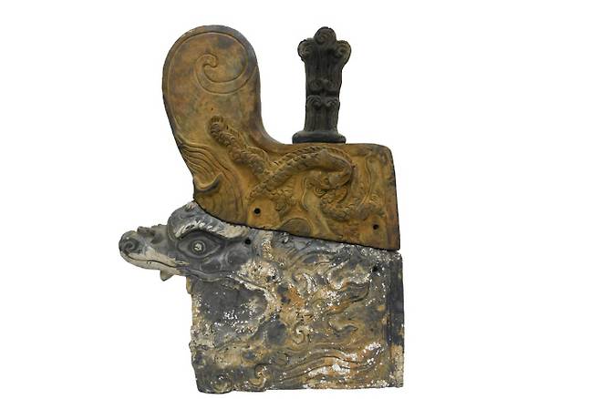 이번에 태안에서 출토된 취두를 꽂아 조선전기 왕실 기와 완전체가 확인된 모습 [사진 제공 = 문화재청]