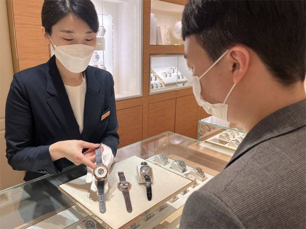 현대백화점 판교점 오메가 매장에서 한 남성 고객이 상품을 보고 있다. [사진 제공 = 현대백화점]