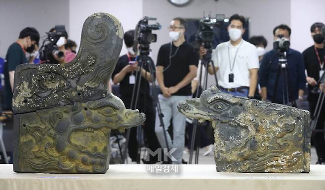 국립해양문화재연구소와 태안해양유물전시관이 29일 국립고궁박물관에서 태안 청포대 갯벌 출토 조선 왕실 관련 용머리 장식기와를 공개하고 있다. 국립해양문화재연구소는 지난 5월 태안 청포대 갯벌 발굴조사를 통해 조선 전기 취두 상부 1점과 검파(사진 아래) 1점을 찾아냈다고 이날 밝혔다. 2022. 6. 29. [박형기기자]