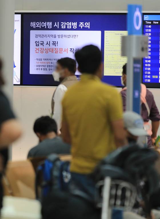 (인천공항=뉴스1) 구윤성 기자 = 신종 코로나바이러스 감염증(코로나19) 해외유입 확진자 수가 약 4개월 만에 최고치를 기록했다.  질병관리청 중앙방역대책본부(방대본)는 26일 0시 기준 코로나19 신규 확진자가 6246명 발생했다고 밝혔다. 이날 인천국제공항 출국장 모니터에 감염병 주의 안내문구가 표시되고 있다. 2022.6.26/뉴스1