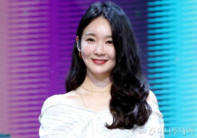 그룹 다비치 강민경이 27일 오후 서울 홍대 무브홀에서 열린 첫 솔로 데뷔 앨범 쇼케이스에서 포즈를 취하고 있다. /사진=홍봉진 기자 honggga@