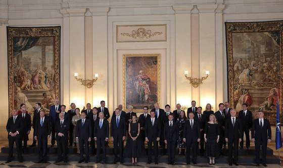 (마드리드=뉴스1) 오대일 기자 = 윤석열 대통령이 28일(현지시간) 스페인 마드리드 왕궁에서 열린 스페인 국왕 내외 주최 갈라 만찬에서 각국 정상들과 기념촬영을 하고 있다. (대통령실사진기자단) 2022.6.29/뉴스1