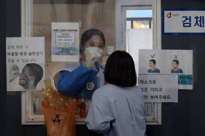 [서울=뉴시스] 조성우 기자 = 코로나19 신규 확진자가 1만463명으로 집계된 29일 오전 서울 중구 서울역에 마련된 임시선별검사소에서 시민이 검사를 받고 있다. 2022.06.29.