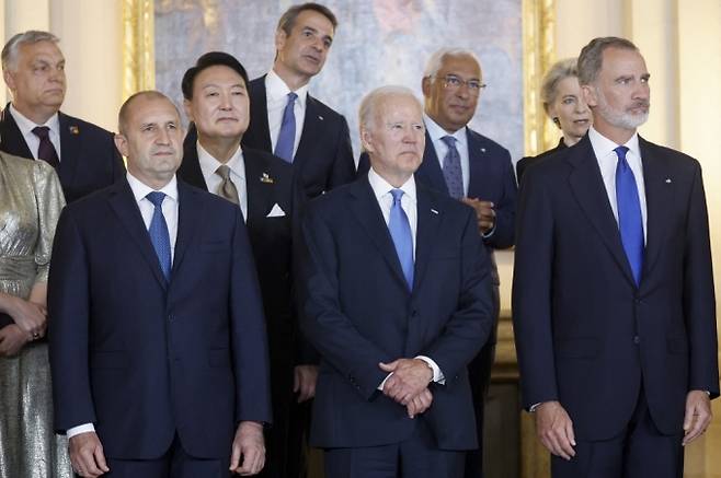 윤석열 대통령이 28일(현지시간) 스페인 마드리드 왕궁에서 열린 스페인 국왕 내외 주최 갈라 만찬에서 각국 정상들과 기념촬영을 하고 있다./뉴스1=AFP