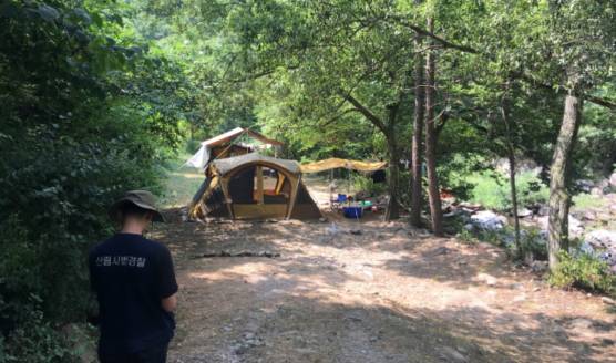 산림특별사법경찰이 계곡 내 쓰레기투기 및 화기 사용을 단속하고 있다./사진제공=산림청