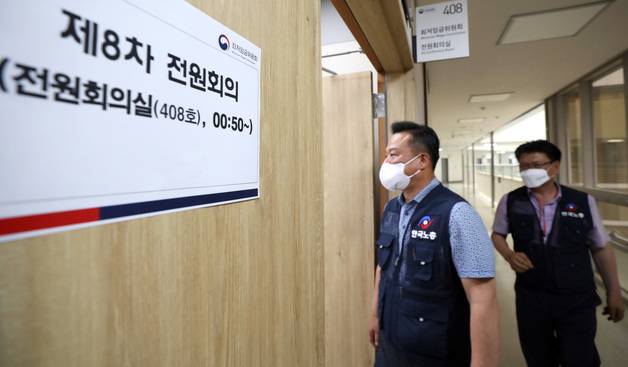 근로자위원인 이동호 한국노총 사무총장(왼쪽)과 김현중 상임부위원장이 29일 오후 정부세종청사 최저임금위원회 회의실에서 속개된 제8차 전원회의장으로 들어가고 있다. /사진=뉴스1