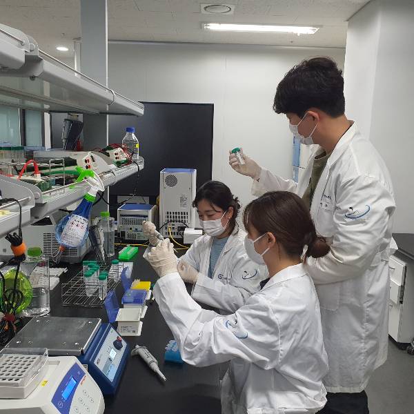 지아이이노베이션 소속 연구원들이 신약 개발을 위한 연구를 진행하고 있다. /사진=지아이이노베이션